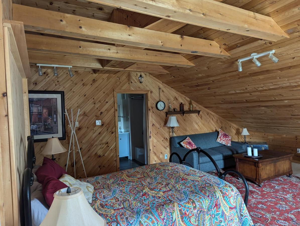 Deluxe Queen Suite