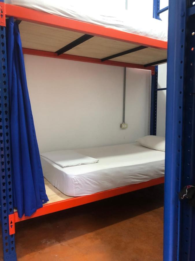 Einzelbett im Schlafsaal