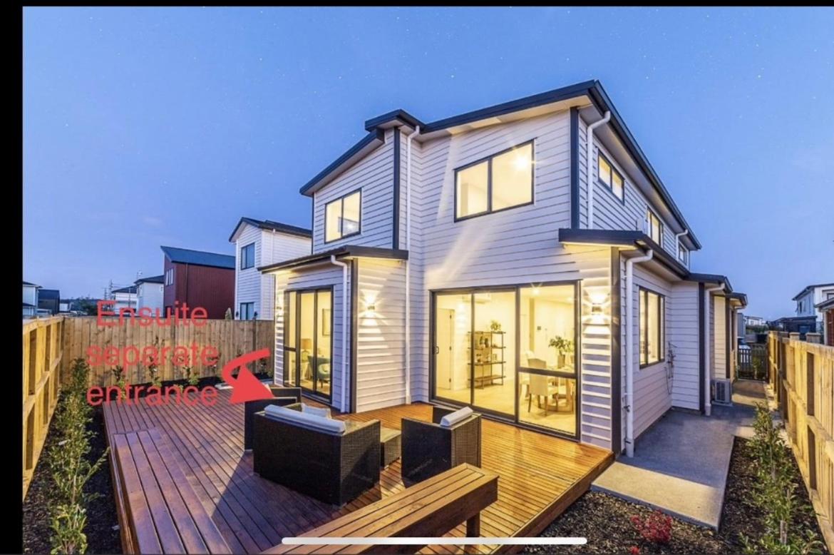 Scott point private entry flat offers the entire living room, bedroom and ensuite, parking available - B&B