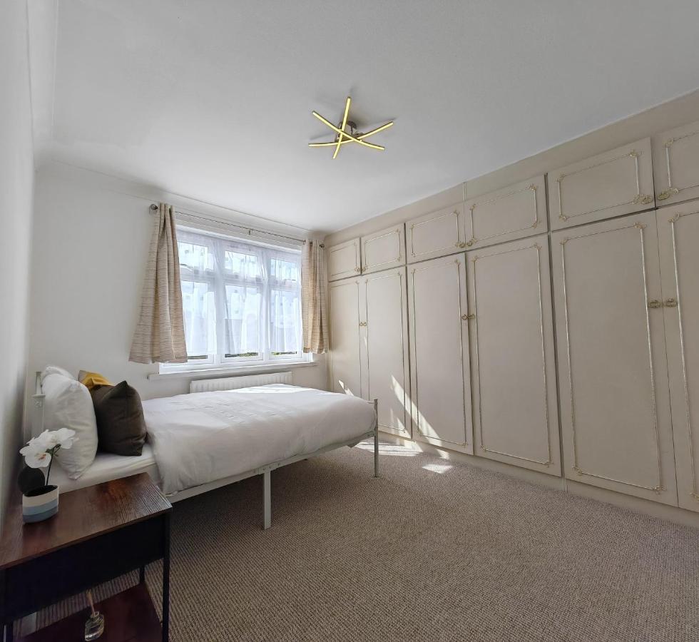 4 Bedroom 2 Bathroom House - Free parking - Ferienwohnung Ponders End