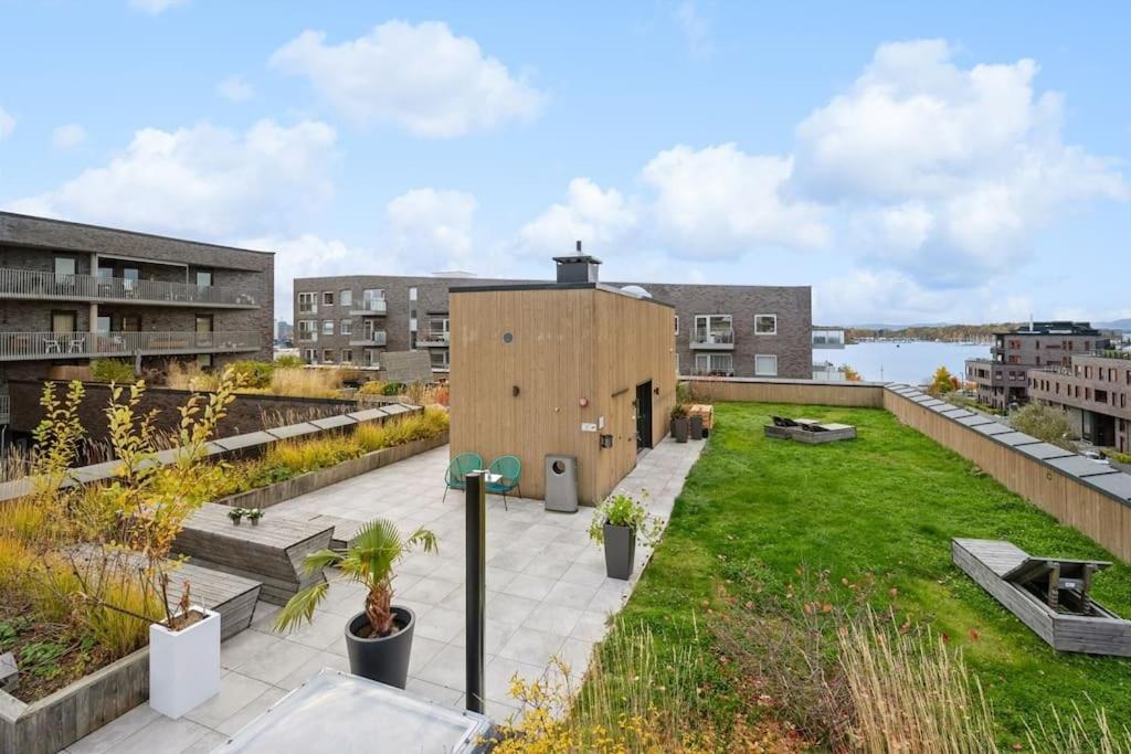 Waterfront fjord view, home office, 2 BR LUX apt, parking on-site - B&B