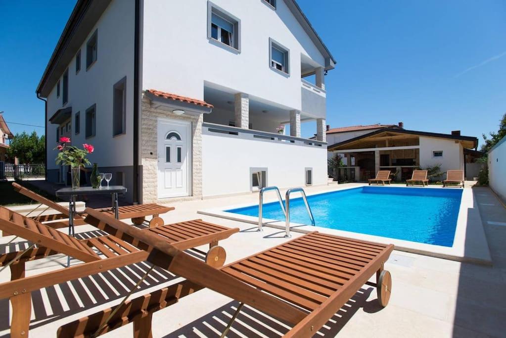 New modern Villa Nada with pool - B&B Valbandon