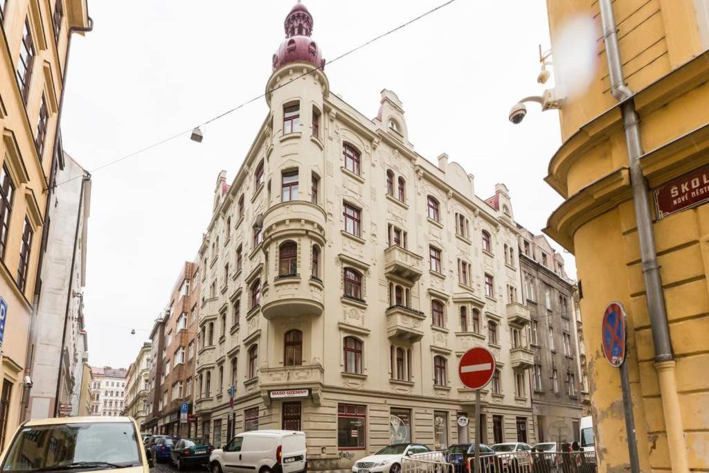 Prague Days - 3BDR Apt - Small Balcony - 2 Bathrooms - 90 sqm - Bed and Breakfast Praag