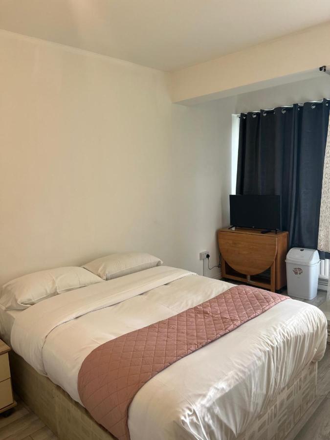 Starlet Stepney - B&B London