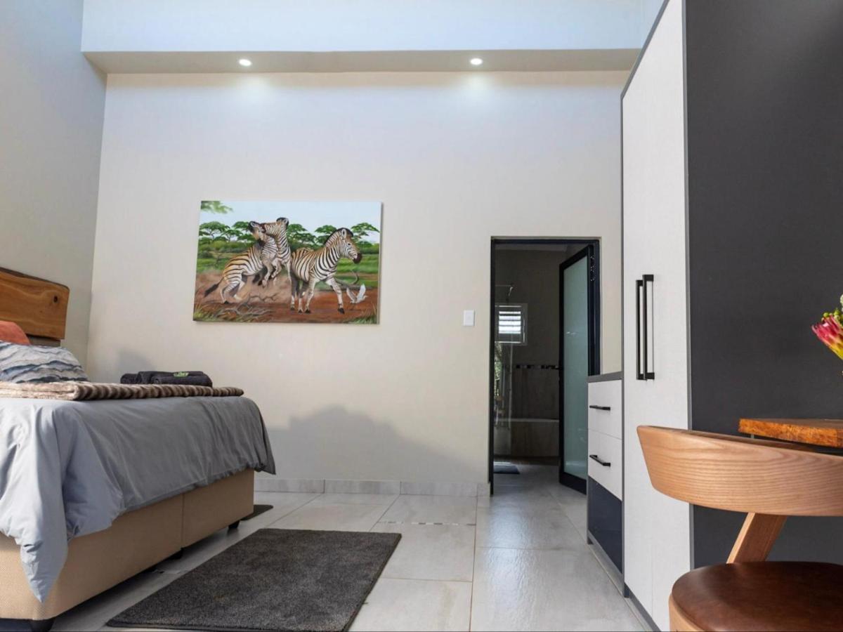 Zimmer mit Kingsize-Bett