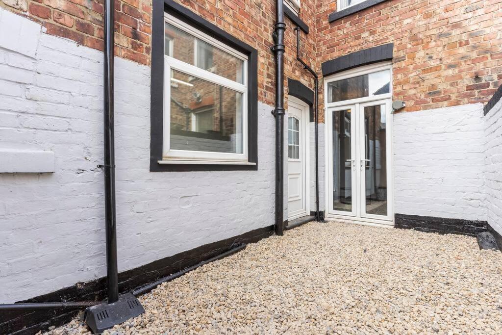 4 Bedroom House in Central Location with Free Parking, Self-Check-In, Fast WiFi & Smart TV with Netflix by Yoko Property - B&B