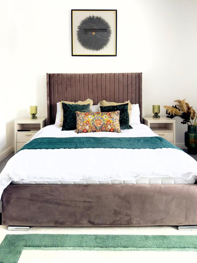 Charming Worsley Home with parking - B&B