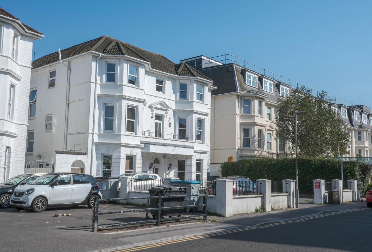 Bournemouth Beachfront Retreat 3 Bedroom 3 Bathroom Seaside B&B with Free Parking - B&B