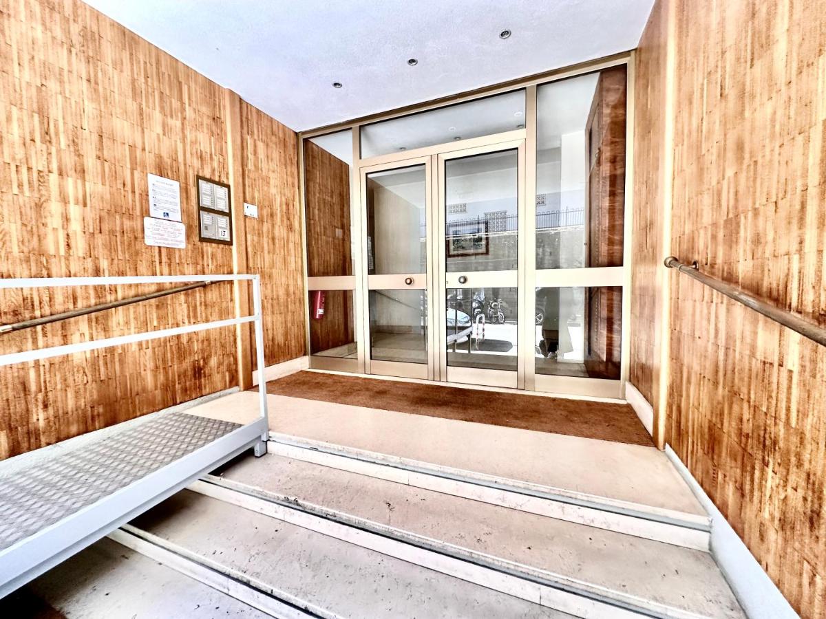 Vatican Glamorous at Passeggiata del gelsomino - FREE Parking, 4 Guests, Central Rome - Jubilee Ideal - B&B