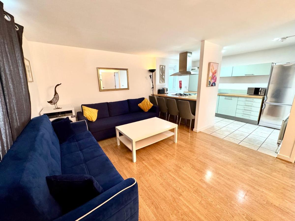 2 Bed, 2 Bath, Ground Floor Whole Apartment with Parking, Near Central London & Stratford, Close to Station, Zone 2 - B&B London