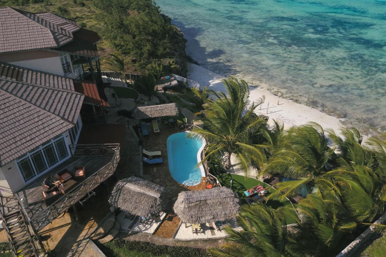 Beautiful Secluded 8 bedroom Beach Villa with Pool - Chambres d’hôtes Makunduchi