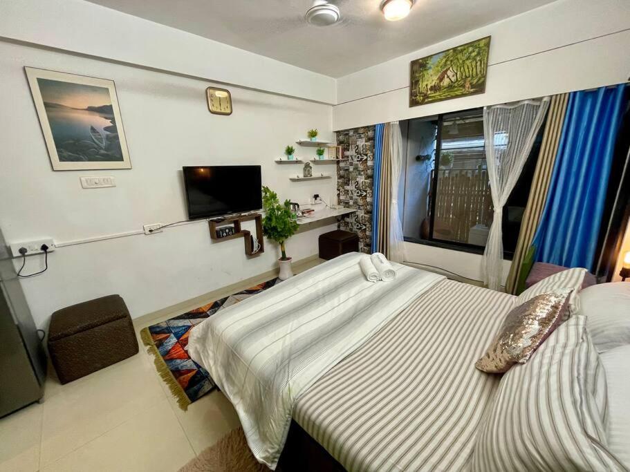 Shubhlaxmi Studio Apartment with sit out - Linking rd - B&B Mumbai