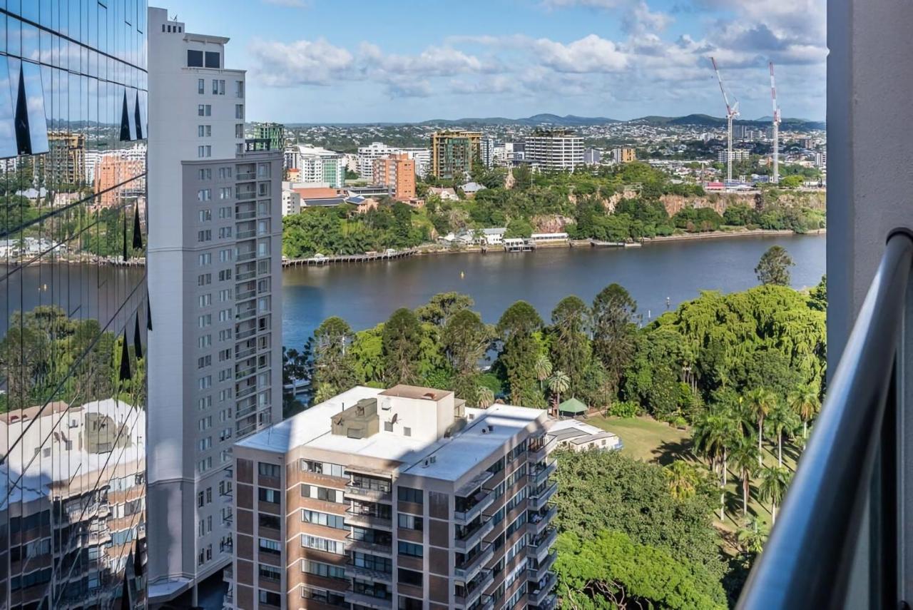 Skyline Sanctuary 1BR Apartment with River Views - B&B