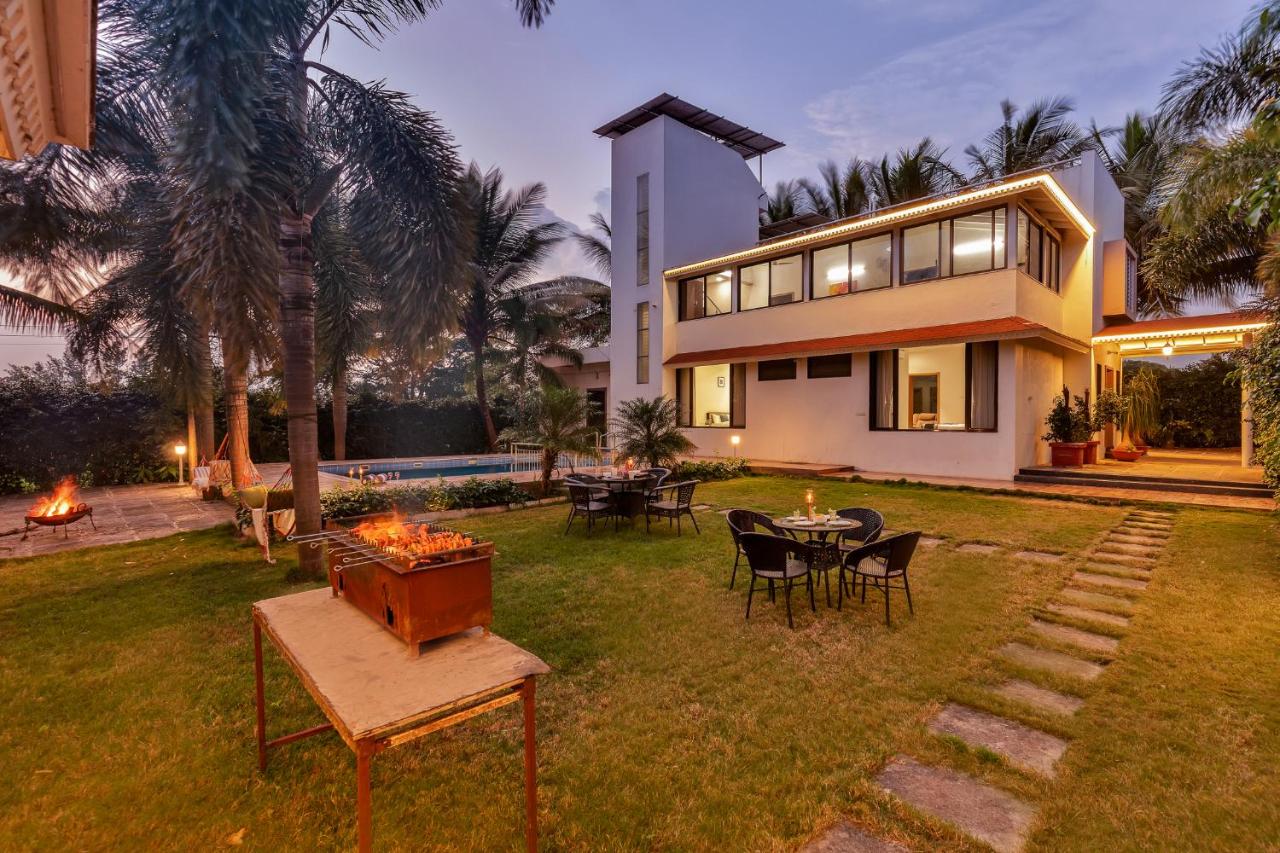 SaffronStays Mango Vino pool villa in Nashik - Chambres d’hôtes Nashik