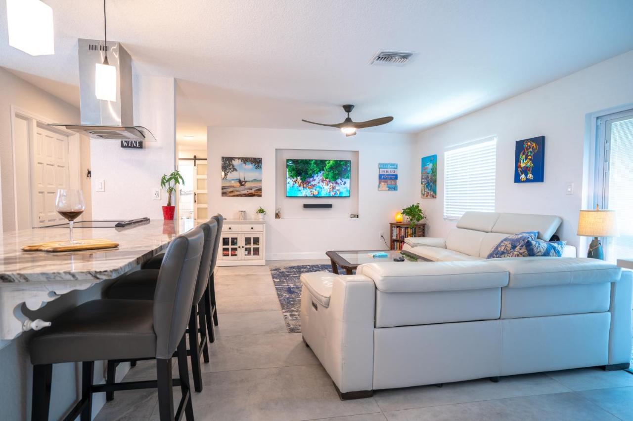 Modern 3 Bed House - Minutes to Downtown & Siesta Key - Pet Friendly - B&B