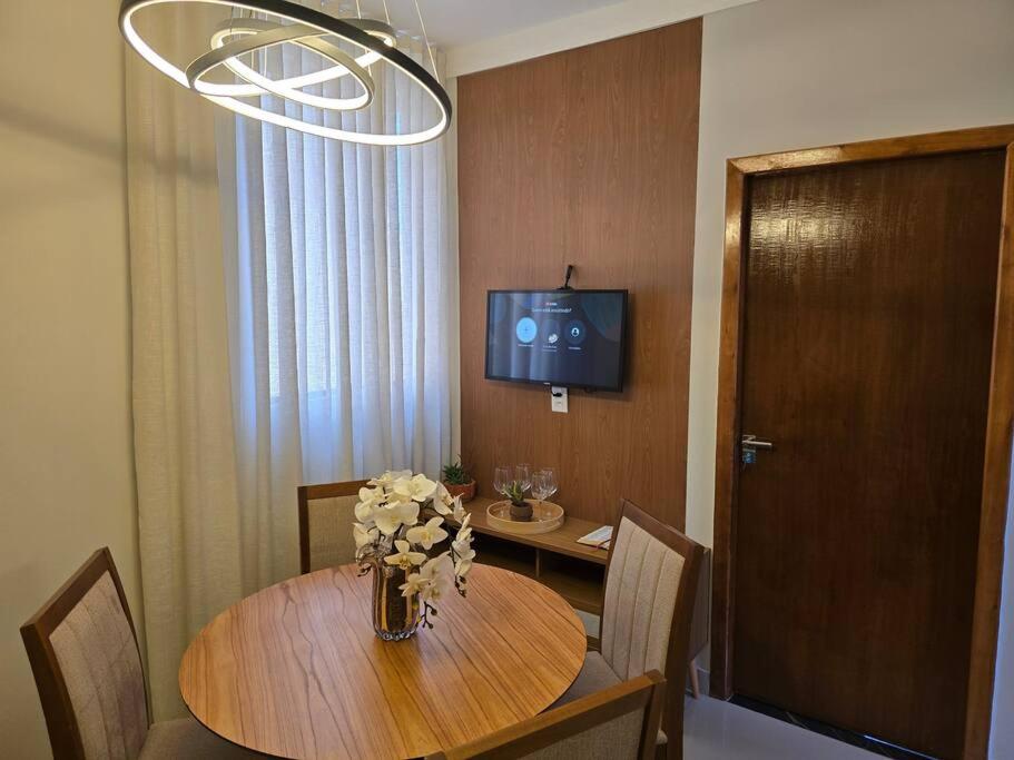 Apt lindo portaria 24h no centro Cond Castanheiras - B&B