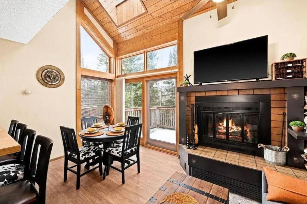 Ski-in Ski-out Townhome at Lutsen Mountain, Pool, Hot Tub, Fitness, Sauna and more! - B&B