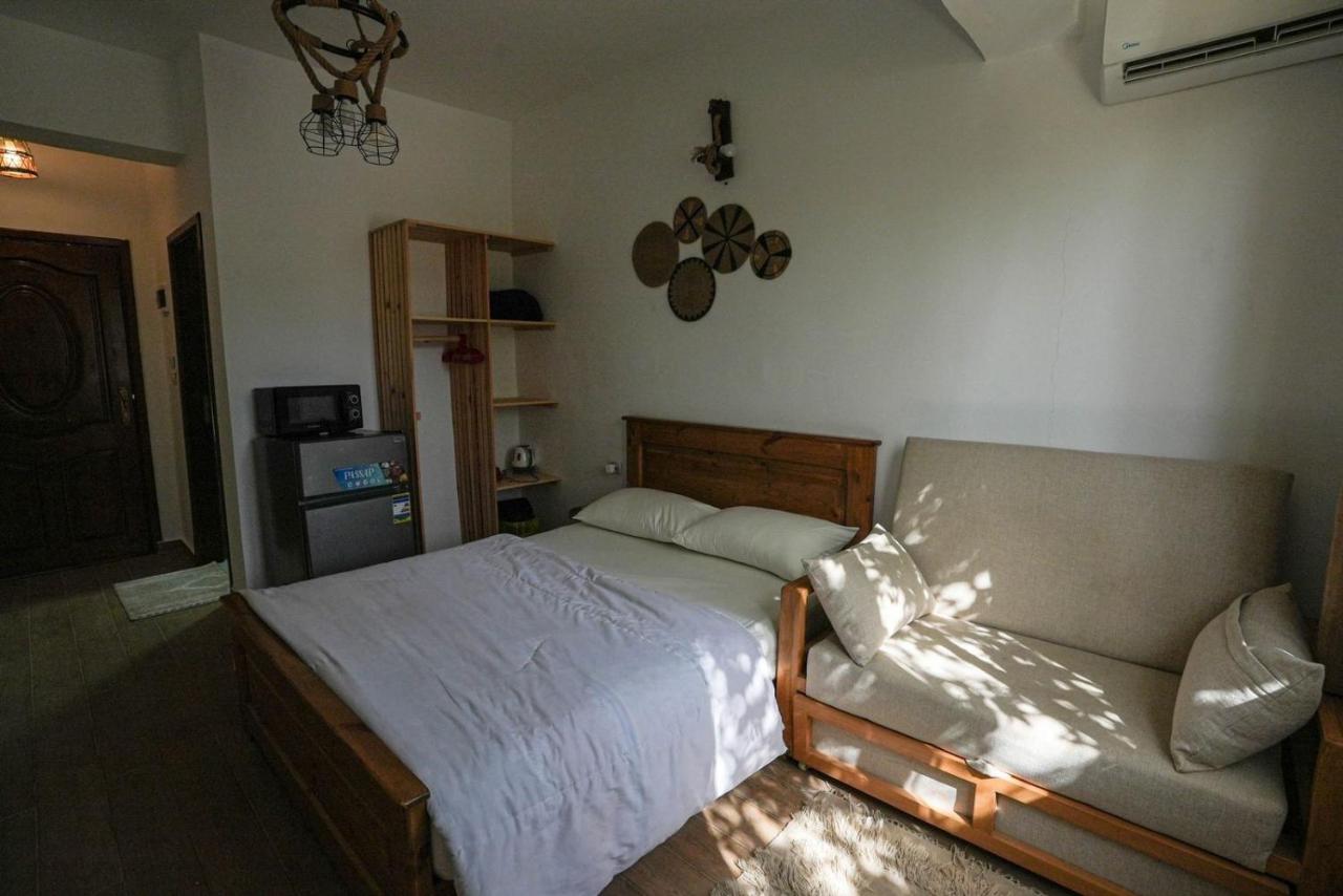 Zimmer mit Kingsize-Bett und Bergblick