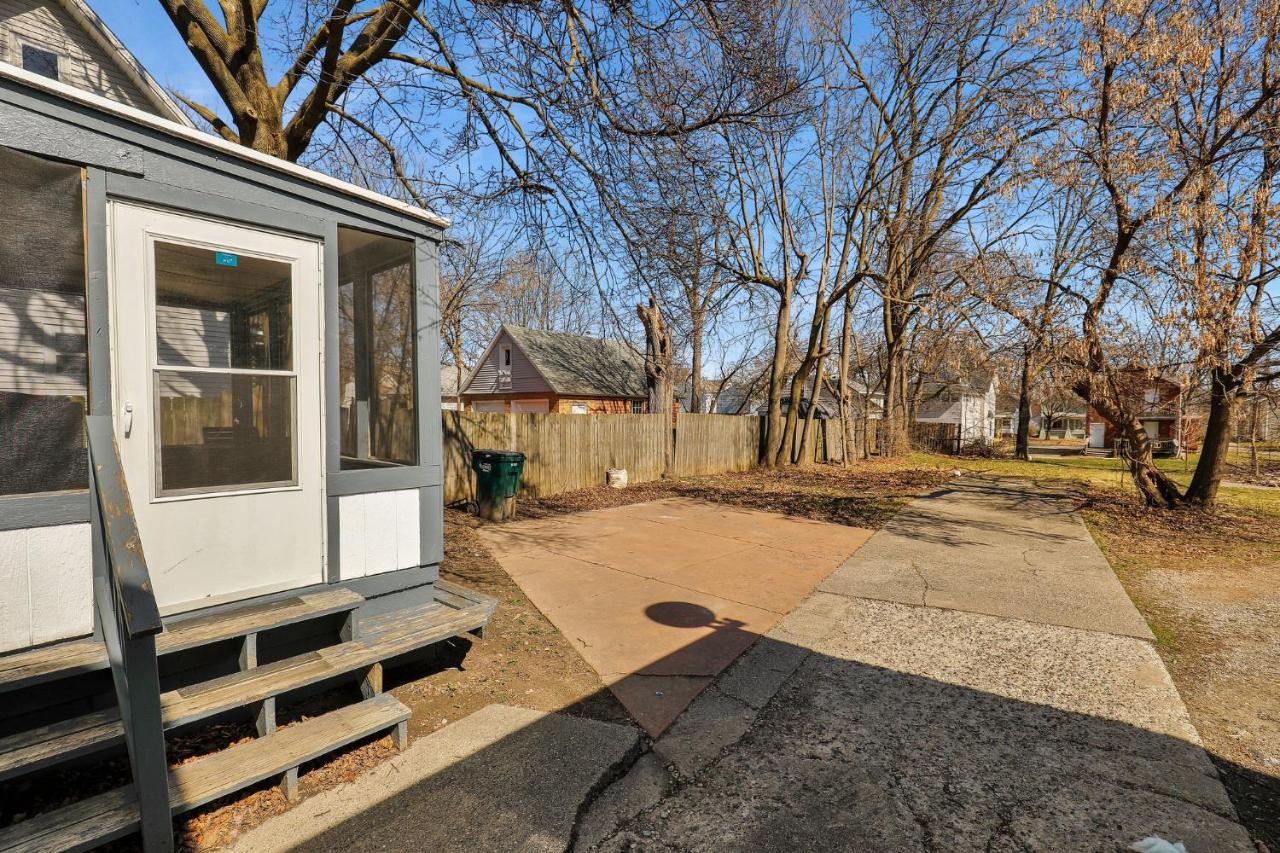 Spacious 3 Bedroom, 4Bed Cozy Home - B&B Lansing