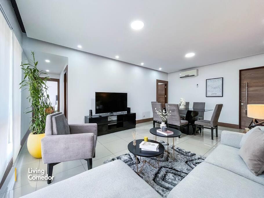 Céntrico departamento en Equipetrol - Ferienwohnung
