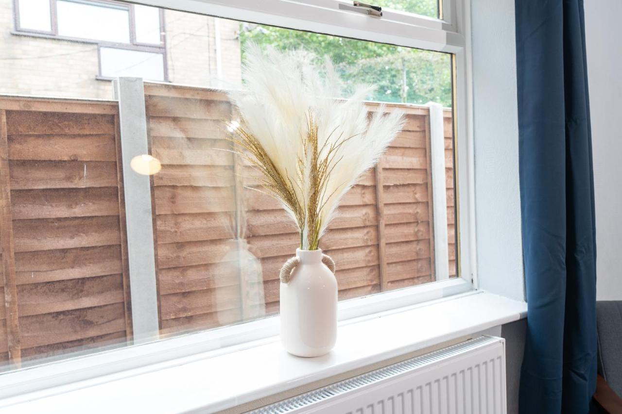 Stylish 4 bed - Contractor Stays, Wi-fi, Plenty of Parking - B&B Bloxwich