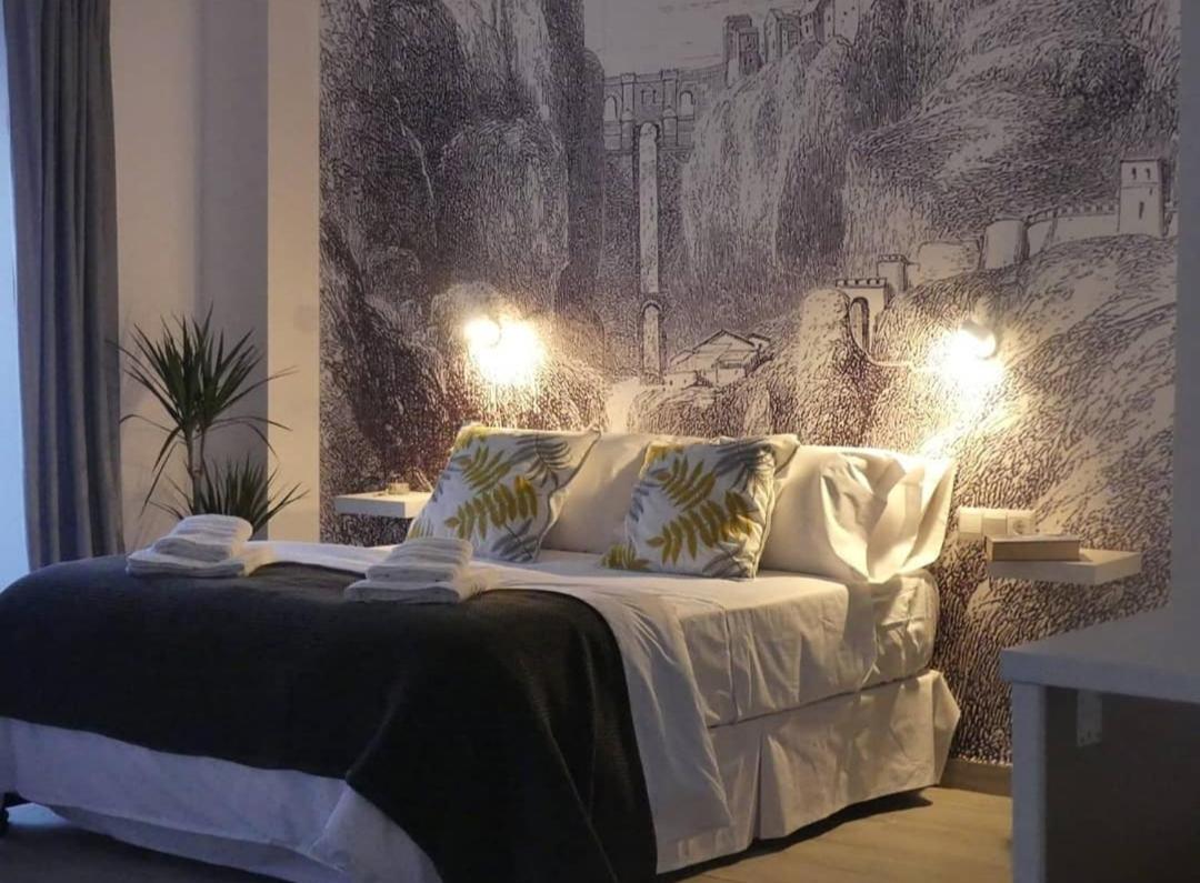 Suite con cama grande y balcón