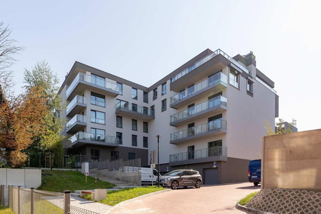 Słoneczna Comfy Apartment with Balcony & Parking Katowice by Noclegi Renters - B&B