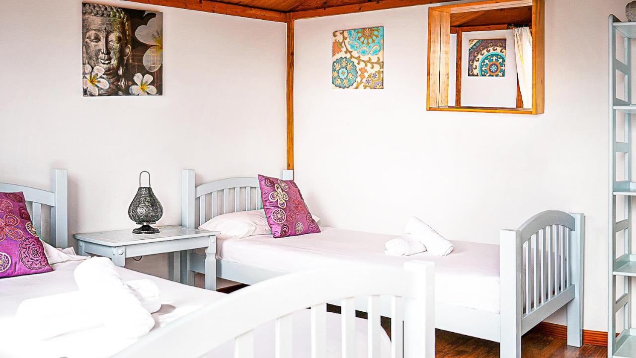 Zweibettzimmer mit Poolblick