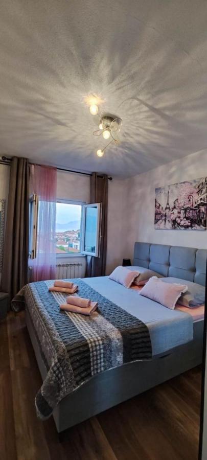 Appartamento con 2 Camere da Letto - Primo Piano