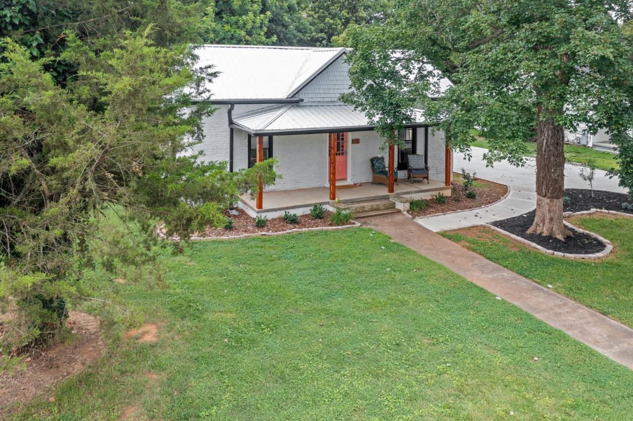 1920 Brick House-Brick Oven Pizza-Pets-Breweries - B&B