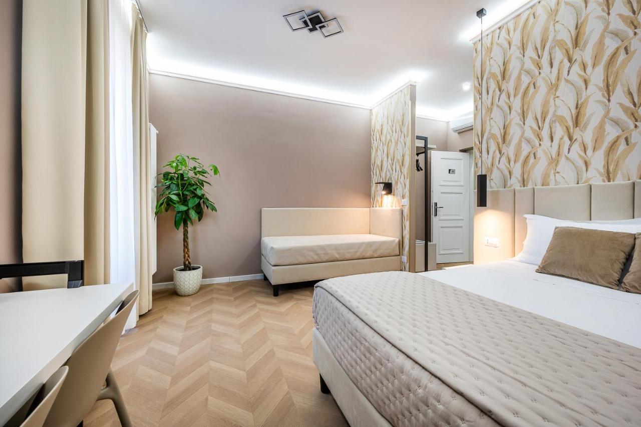 Dreibettzimmer mit Stadtblick