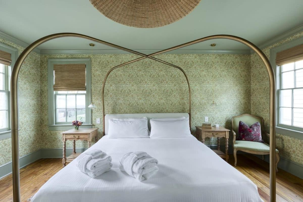 The Nicholas Veranda King Suite- 1 Block to King - B&B