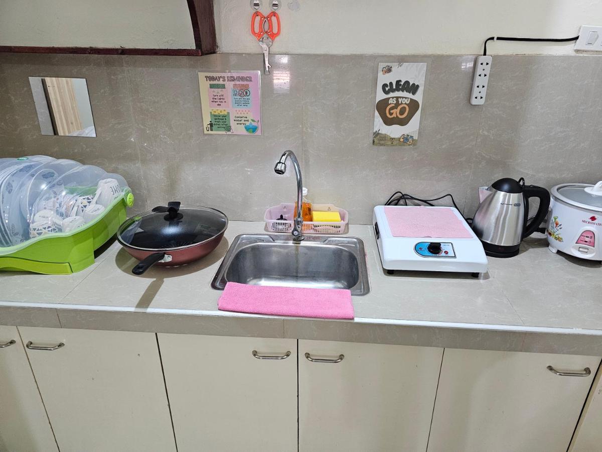 budget transient house near sm Lucena 6pax - B&B Lucena City