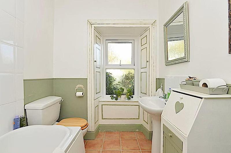 Charming 3 Bed Cottage , Private Room bookings , Free street parking , strong Fibre Optic Internet , Garden - Chambres d’hôtes Édimbourg