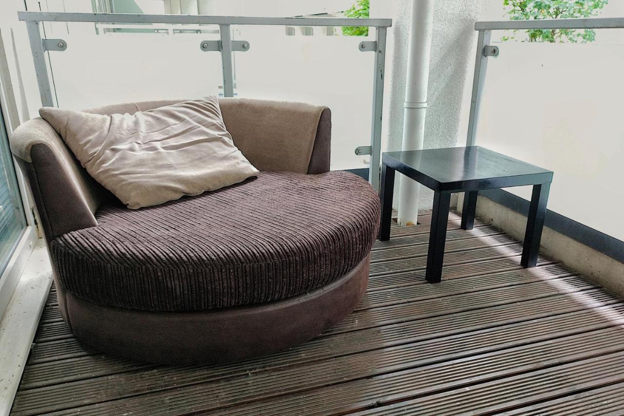 Duplex Apartment in Leeds with King Size Bed - Long Stay Rates Available - Bed and Breakfast
