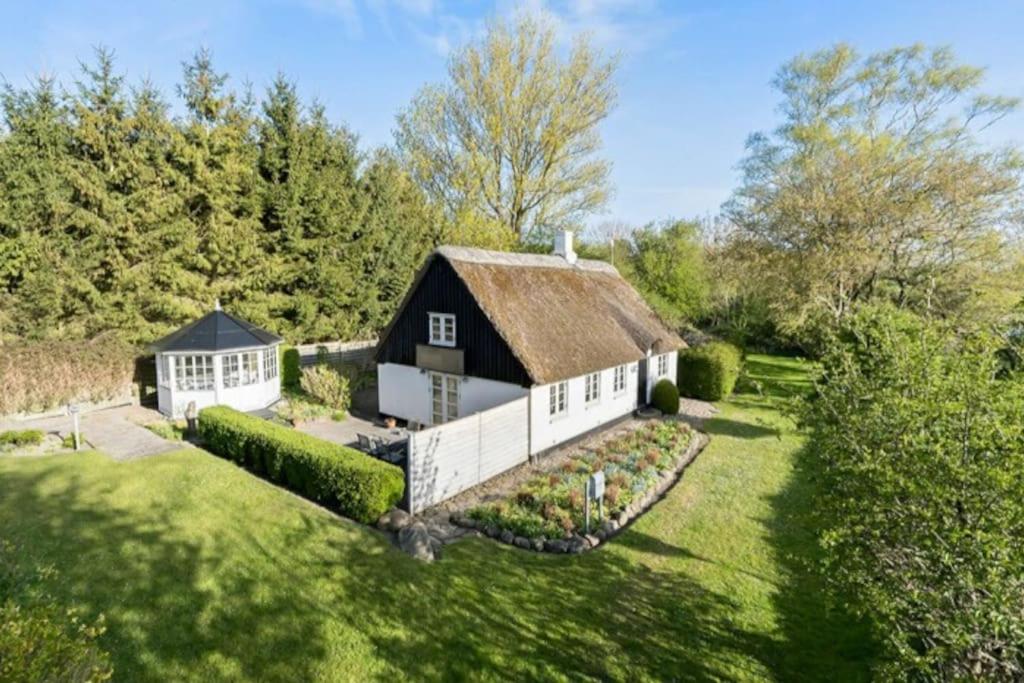 Hyggeligt sommerhus med privat have - B&B Brundbymark