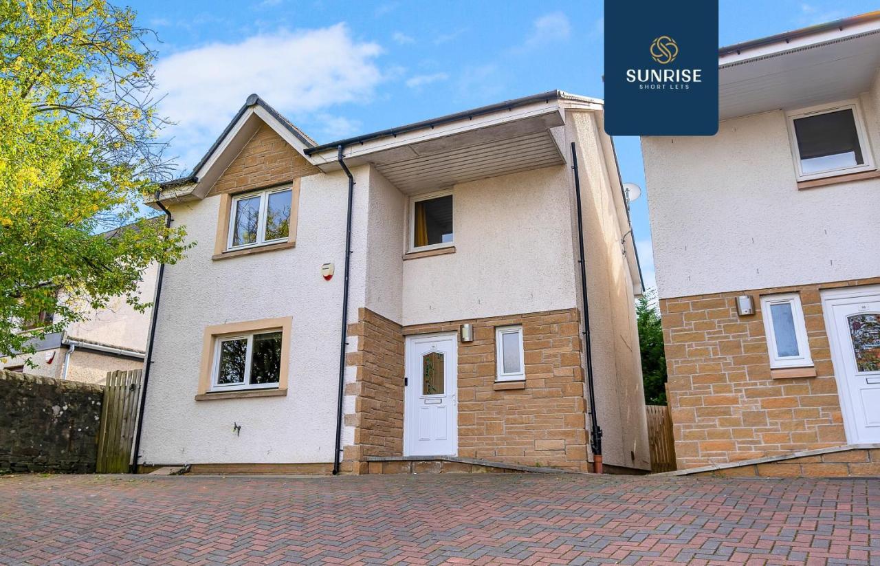 Muirton House 2 - SLEEPS 8 has 4 Twin Bedrooms with 4 Car Driveway, 2 Bathrooms, Smart TV, Fully Equipped Kitchen, Large Dining and Living Space, Rear Garden, Free WiFi, Long Stays, INVOICE and REDUCED PRICE only via SUNRISE SHORT LETS Dundee - B&B