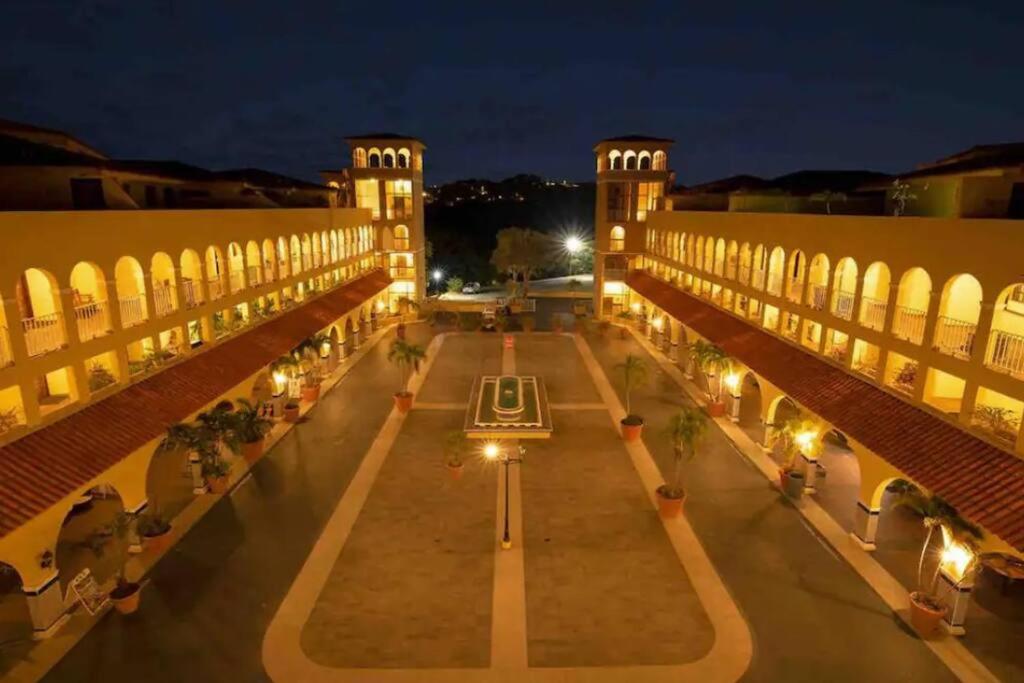 Beachside famous resort, pool, night life,full AC - B&B