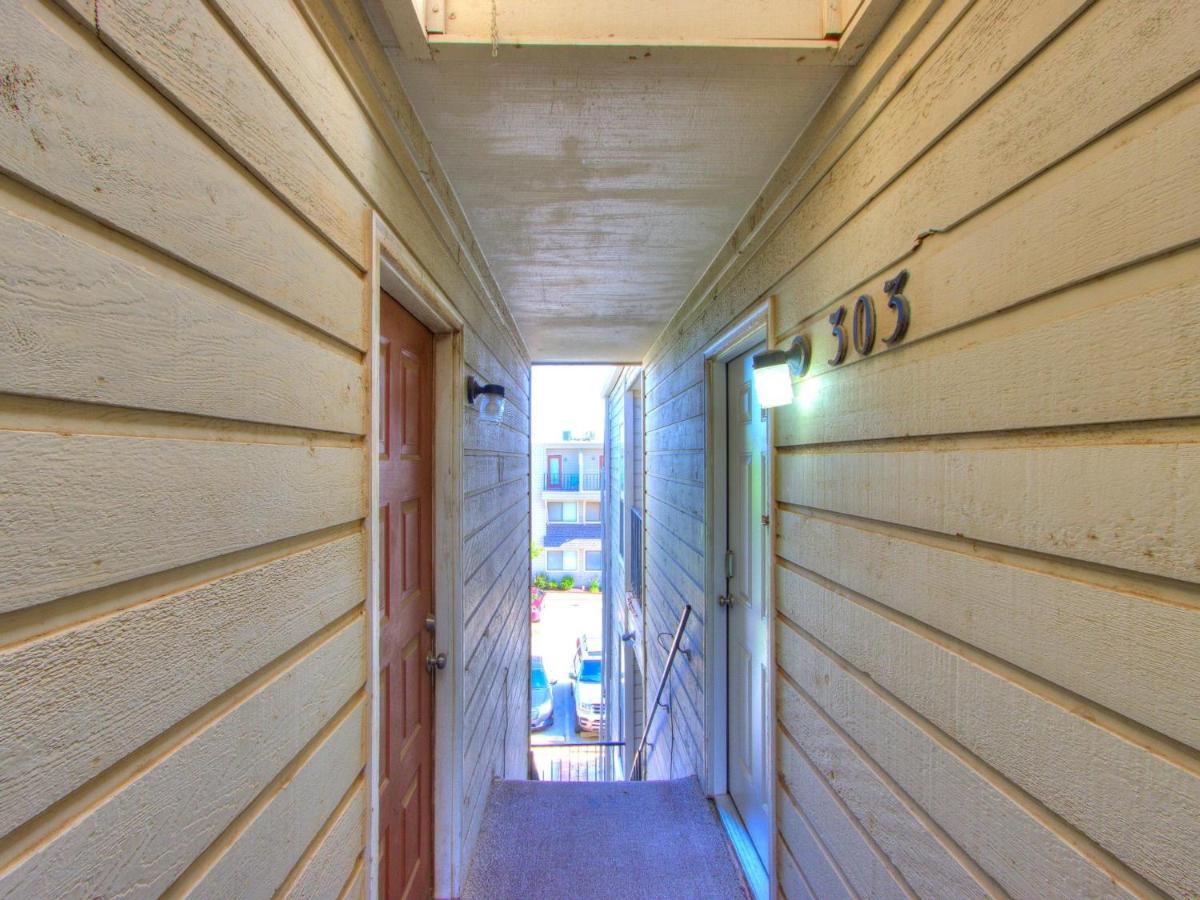 Quiet Modern Heavenly Paradise Love and Balcony Near Lake, Mall, Food, Entertainment! - Bed and Breakfast