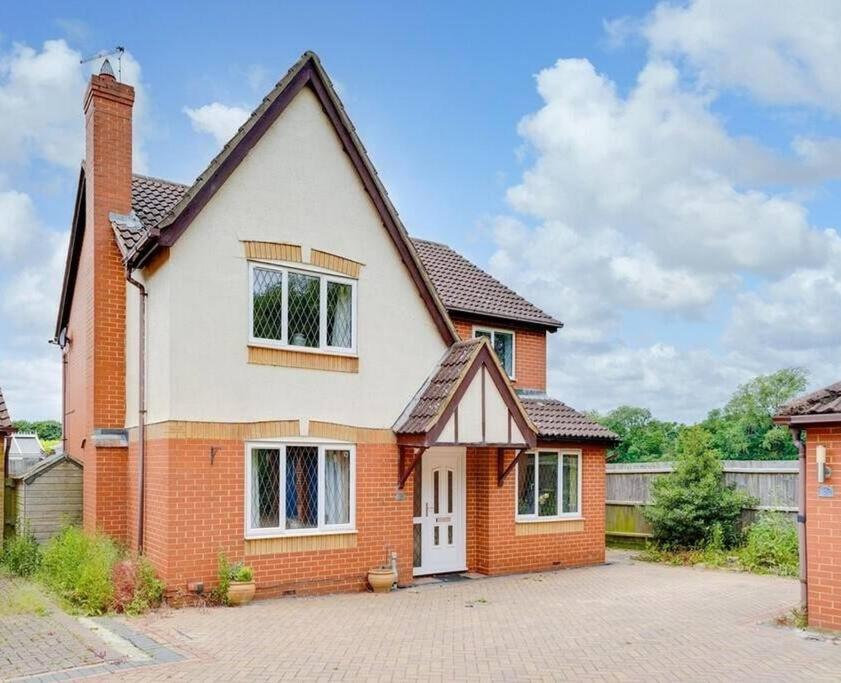 Spacious 4-Bed House with Conservatory and Parking - B&B