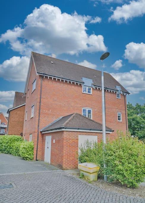 Premium 2-Bedroom Apartment in Wokingham Town Centre with En-Suite, Free Wi-Fi and Parking, Sleeps 4 - B&B