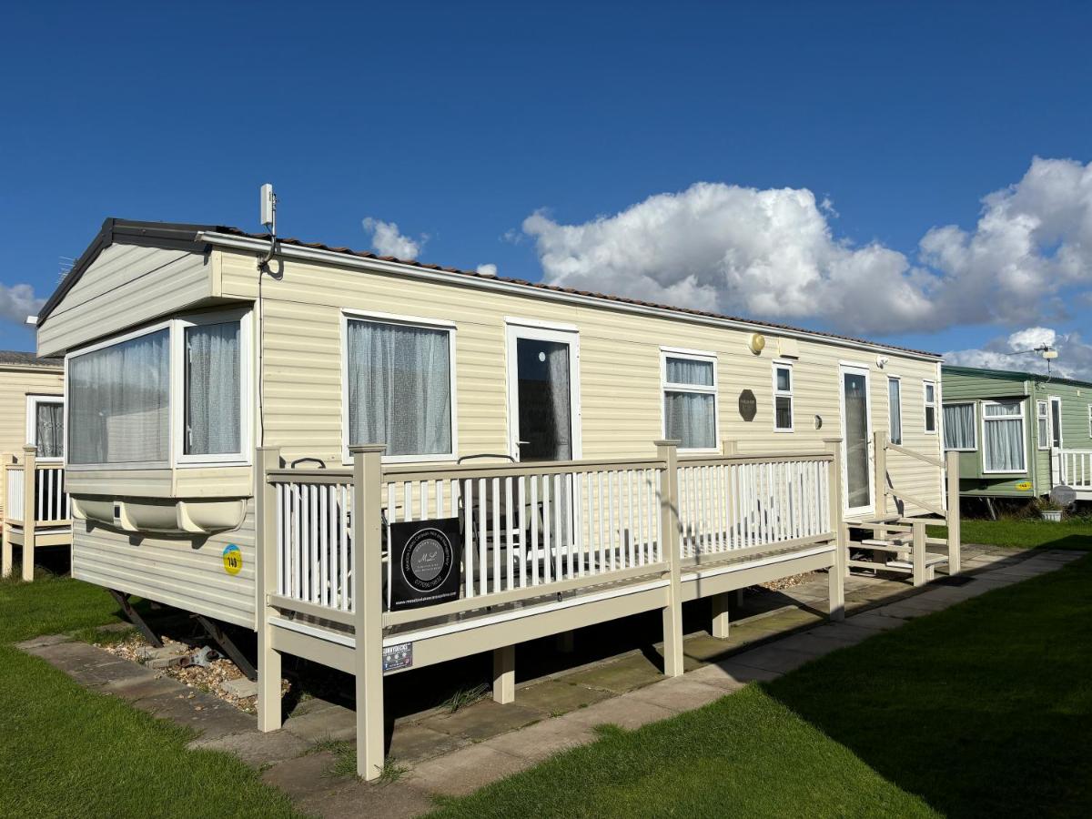 Seaview 146 - Ingoldmells - central heating, bed linen, full length decking - Meadow Lakes Caravan & Lodge Hire - B&B Ingoldmells