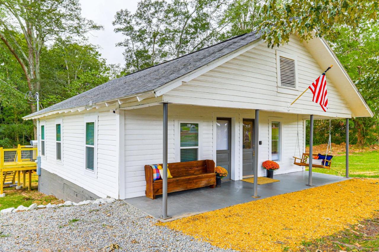 Downtown Heflin Cottage with Deck and Fire Pit! - B&B