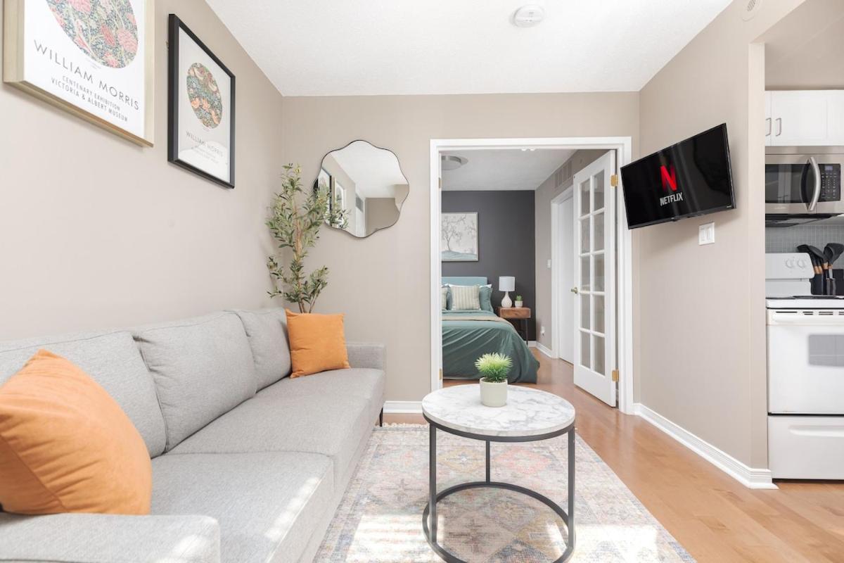 Comfy Liberty Village Home 1BD Steps from King St - B&B