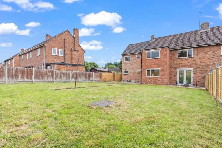Charming 4 Bedroom 3 Bathroom House - Sleeps up to 9 - Pool Table, Sky TV & Netflix, Fast WiFi, Driveway Parking & Self-Check-In By Yoko Property - B&B