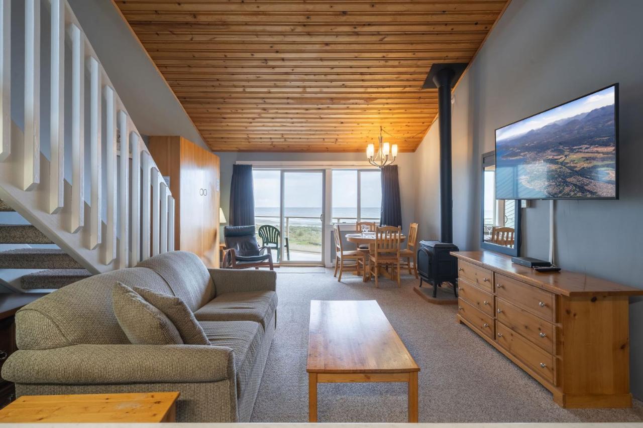 Habitación con cama grande y vistas al mar