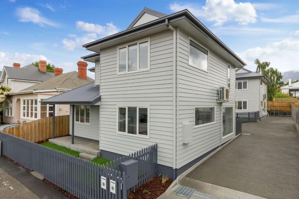 Contemporary with Courtyard by Sandy Bay Delights - B&B Suntop