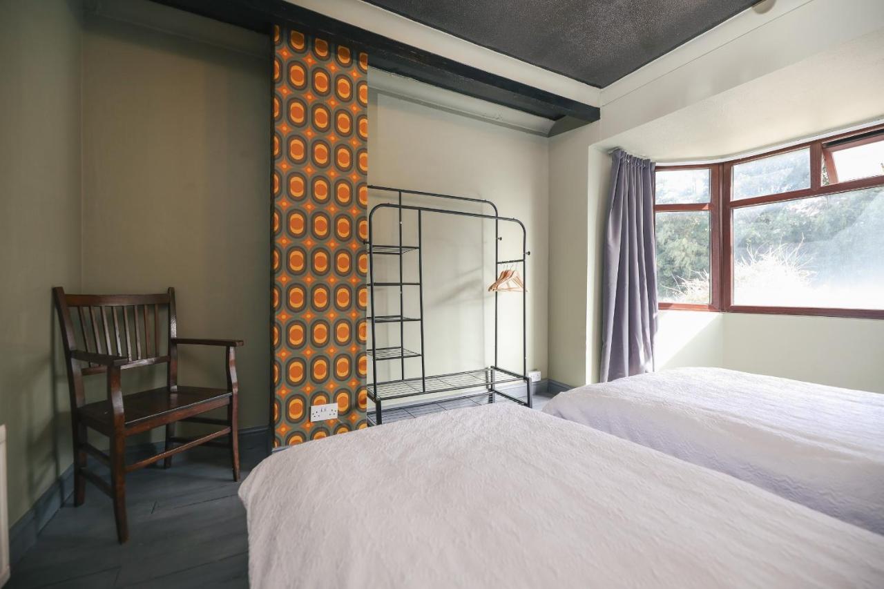 Cama individual en dormitorio mixto