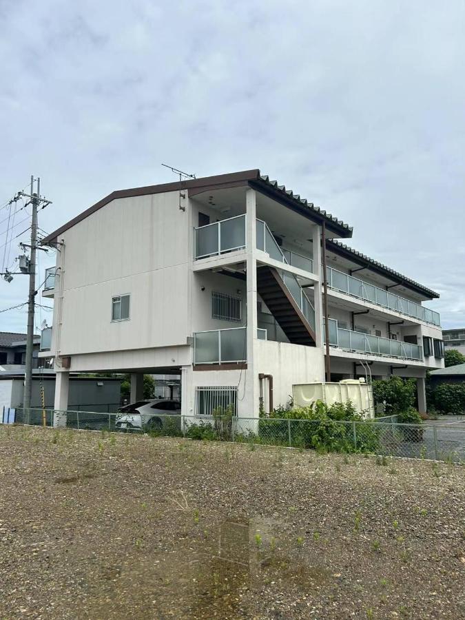 彦根びわこホテル裏のマンション 一室貸し切り50台無料駐車場付き台所あり自転車貸出可 BbQ可 ペット同伴可 - B&B