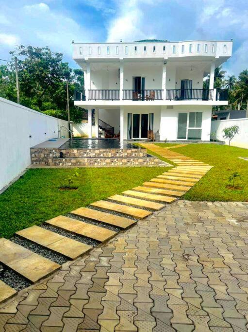 Sambo White House Hikkaduwa - 5BD Entire Villa - Bed and Breakfast